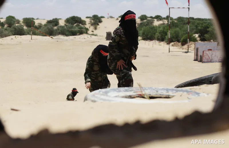 Female Palestinian militants from the Democratic Front for the Liberation of Palestine (DFLP) take part in a training session in Rafah in the southern Gaza Strip June 10, 2013. Photo by Ashraf Amra