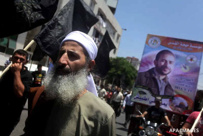 Palestinian Jihad Islamic supporters hold banners during a protest outside Red Cross office in Gaza City, on June 13, 2013 in solidarity with Palestinian prisoners held by Israel to demand their release from detention wi...