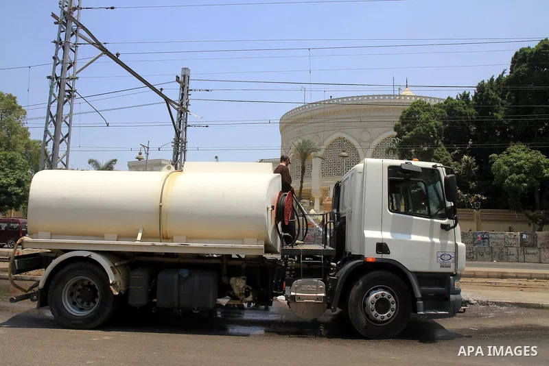Egyptian cleaners work near the presidential palace, one day after the ousting of President Mohamed Morsi, in Cairo, Egypt, 04 July 2013. Adli Mansour, the chief of Egypt's highest court, was on 04 July sworn in as Egypt...