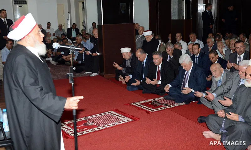 Palestinian President Mahmoud Abbas attends Friday prayers during his visit to Beirut, Lebanon, 05 July 2013. Abbas arrived in Beirut on 03 July for a three-day official visit. Photo by Thaer Ganaim