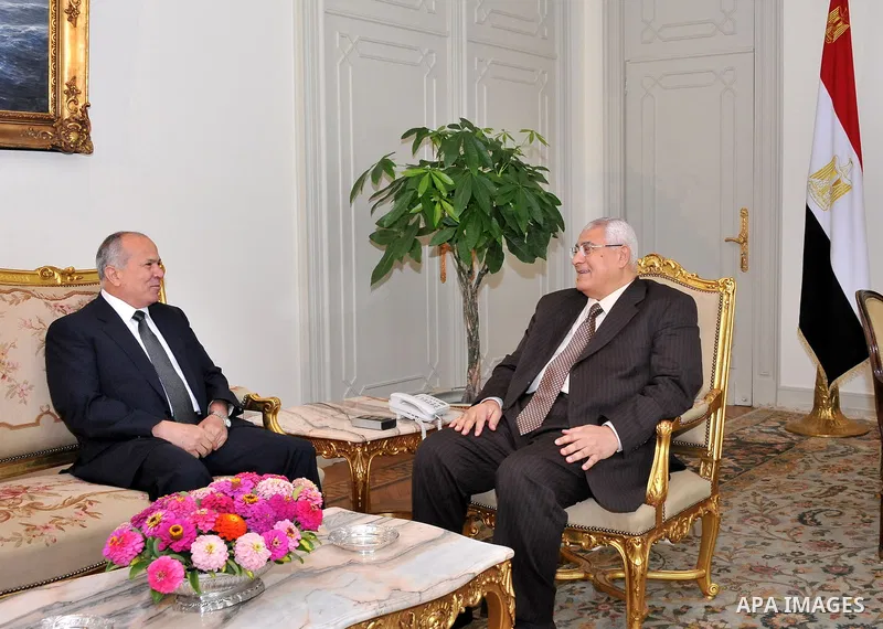 A handout picture released by the Egyptian Presidency shows Egypt's interim president Adly Mansour (C) meeting with opposition leaders on July 6, 2013 in Cairo. Mansour on July 5, 2013 ordered the dissolution of the Shur...