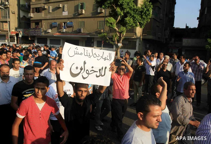 Egyptians carry the coffin a protester killed during bloody clashes between supporters and opponents of ousted Egyptian President Mohammed Morsi near Cairo University one day earlier, in Cairo, Egypt, 06 July 2013. Lates...