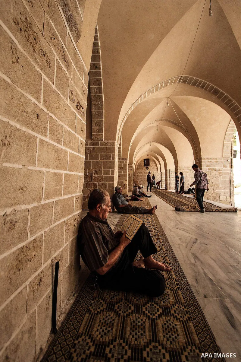 Palestinian muslims read verses from the Koran, Islam's holy book, at al-Omari mosque in Gaza city on July 12, 2013 during the fasting month of Ramadan, one of the five main religious obligations under Islam, Muslims are...