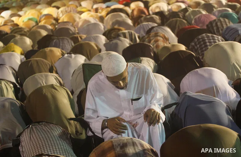Palestinian Prime Minister in Gaza Ismail Haniyeh leads a night prayer known as "Tarawih" during a rally to show solidarity with Palestinian prisoners inside Israeli jails, in Gaza City July 22, 2013. According to a Pale...