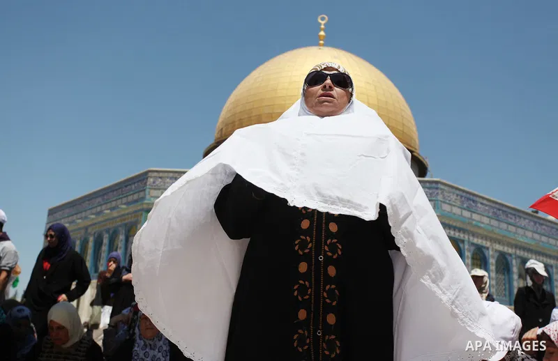 Palestinian worshipers pray outside the Dome of the Rock at the al-Aqsa mosque compound in Jerusalem during the last Friday prayers of the Holy month of Ramadan, on 2 August 2013. Muslims fasting in the month of Ramadan...