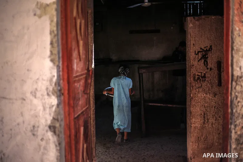 A Palestinian girl carries her breaded food at a traditional bakery during the Muslim fasting month of Ramadan, in Khan Younis, in southern Gaza strip, Aug 04, 2013. Ramadan is the holiest month in the Muslim calendar, d...