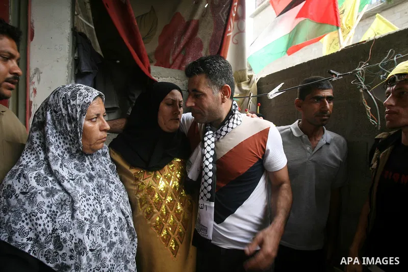 Freed Palestinian prisoner Midhat Barbakh hugs his sister at his family's house in Khan Younis in the southern Gaza Strip August 14, 2013. Israel freed 26 Palestinian prisoners on Wednesday to keep U.S.-sponsored peacema...