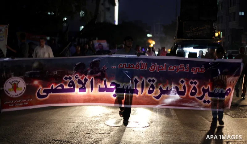 Palestinian supporters of Jihad Islamic movement take part in a march to commemorate the 43rd anniversary of the attempted burning of the Al-Aqsa mosque, in Gaza City on Aug 20, 2013. Photo by Ashraf Amra
