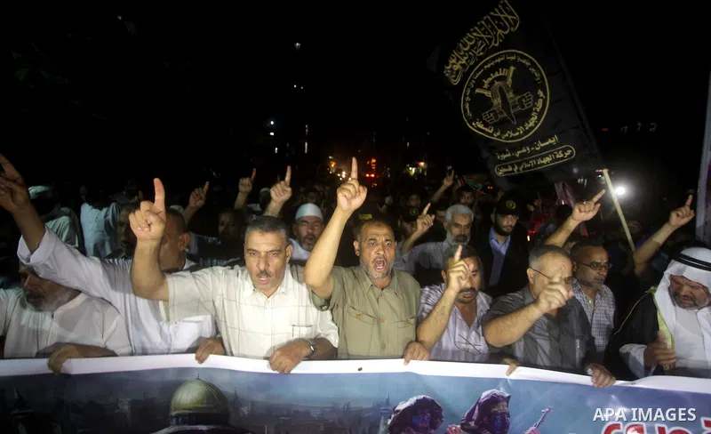 Palestinian supporters of Jihad Islamic movement take part in a march to commemorate the 43rd anniversary of the attempted burning of the Al-Aqsa mosque, in Gaza City on Aug 20, 2013. Photo by Ashraf Amra