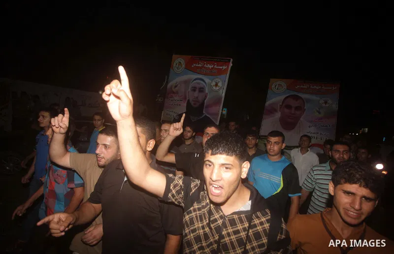 Palestinian supporters of Jihad Islamic movement take part in a march to commemorate the 43rd anniversary of the attempted burning of the Al-Aqsa mosque, in Gaza City on Aug 20, 2013. Photo by Ashraf Amra