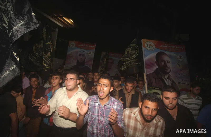 Palestinian supporters of Jihad Islamic movement take part in a march to commemorate the 43rd anniversary of the attempted burning of the Al-Aqsa mosque, in Gaza City on Aug 20, 2013. Photo by Ashraf Amra