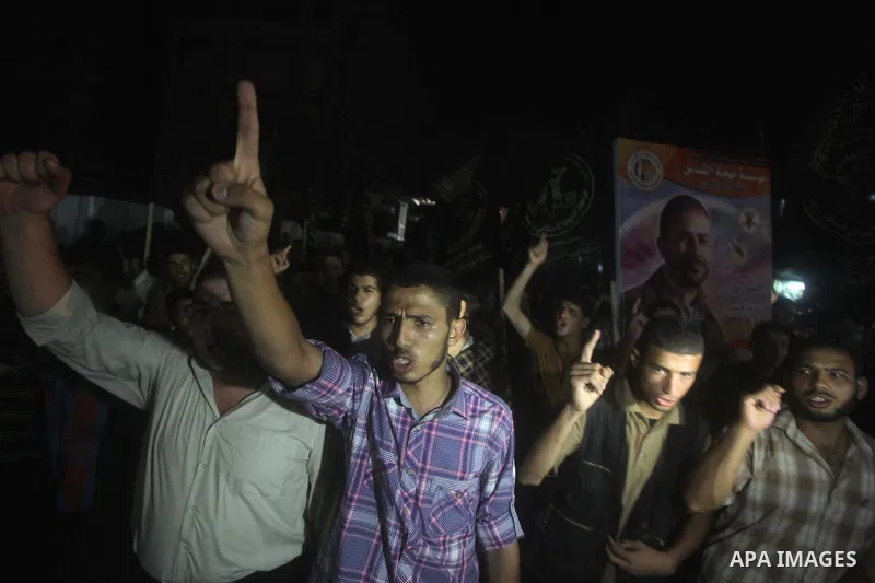Palestinian supporters of Jihad Islamic movement take part in a march to commemorate the 43rd anniversary of the attempted burning of the Al-Aqsa mosque, in Gaza City on Aug 20, 2013. Photo by Ashraf Amra