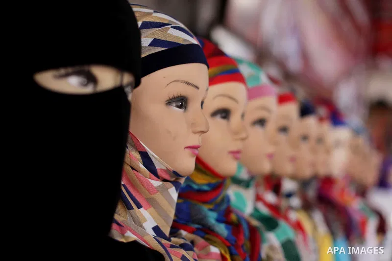 Palestinians shop during preperation for the new school year at a market in Gaza City on Aug 21, 2013. Palestinian Ministry of Education announced the 25 August is the first day of new school year in the West Bank and Ga...