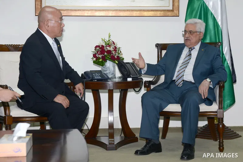 Palestinian President Mahmoud Abbas meets with the Advisor to the Prime Minister of Japan Isao Iijima, in the West Bank city of Ramallah, Aug 21, 2013. Photo by Thaer Ganaim