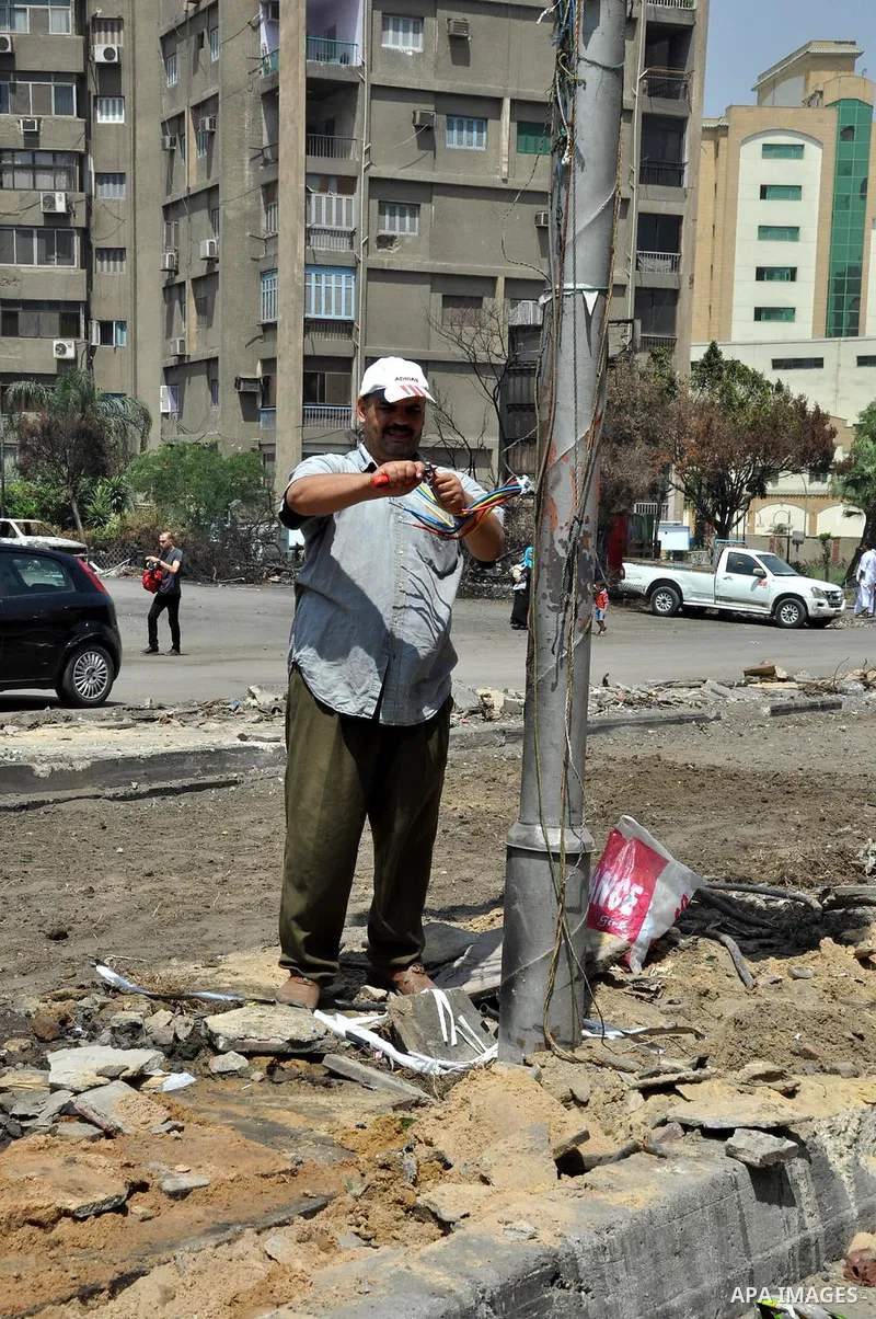 Egyptian workers repair the roads at the Square of Rabaa El Adawiya in Cairo on August 22, 2013. Mubarak may leave jail on Thursday by court order after a week of bloody turmoil in which Egypt's new army-backed rulers cr...