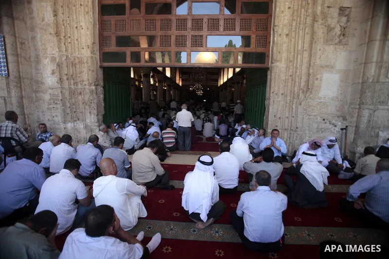 Palestinian worshipers attend the Friday prayers at al-Aqsa mosque in Jerusalem's Old City, Aug 23, 2013. Photo by Saeed Qaq