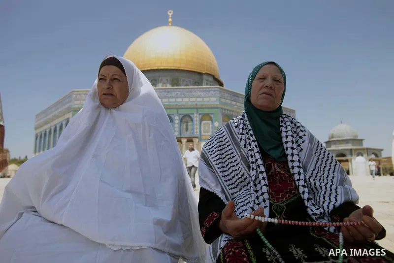 Palestinian worshipers attend the Friday prayers at al-Aqsa mosque compund in Jerusalem's Old City, Aug 23, 2013. Photo by Saeed Qaq