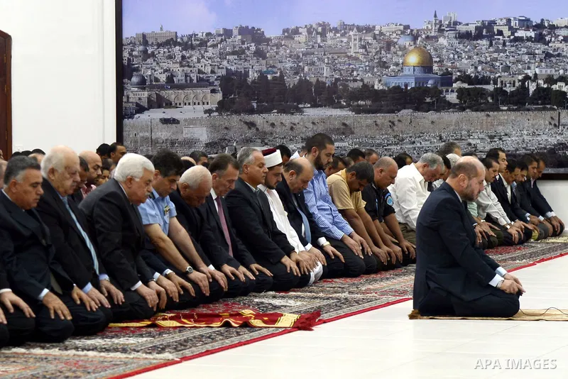 Palestinian President Mahmoud Abbas attend Friday prayer in the West Bank city of Ramallah, Aug 23, 2013. Photo by Thaer Ganaim