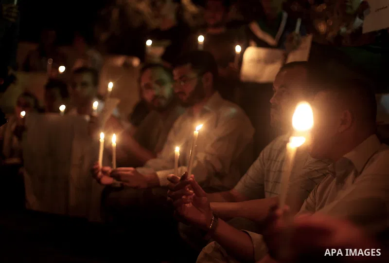Palestinians hold lit candles during a protest against Syria's President Bashar al-Assad in front of the U.N. headquarters in Gaza City August 23, 2013. U.N. Secretary-General Ban Ki-moon said on Friday he intends to con...