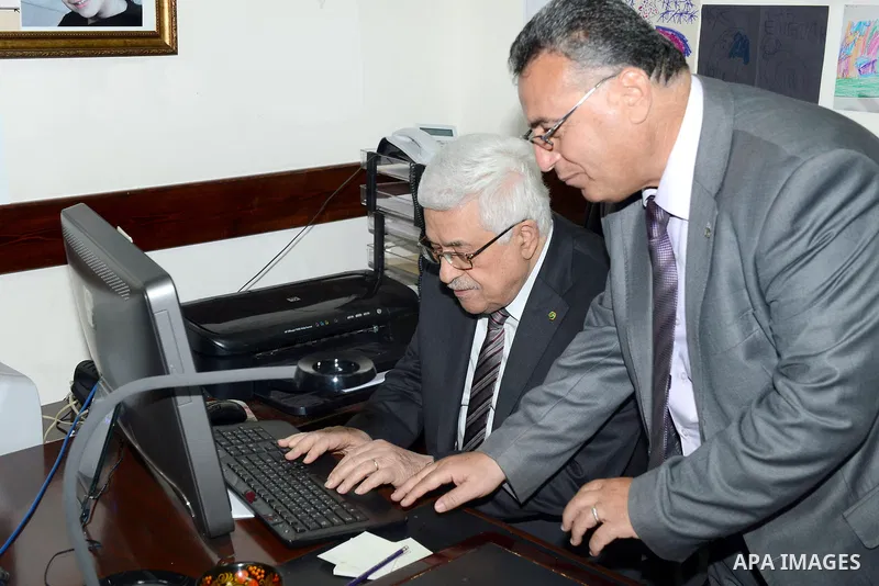 Palestinian President Mahmoud Abbas (Abu Mazen) signs the international campaign for the freedom of movement of journalists in the West Bank city of Ramallah on August 25, 2013. Photo by Thaer Ganaim