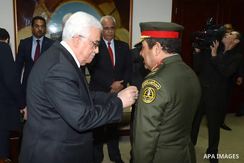 Palestinian President Mahmoud Abbas honors the former security chiefs, in the West Bank City of Ramallah, Aug 25, 2013. Photo by Thaer Ganaim