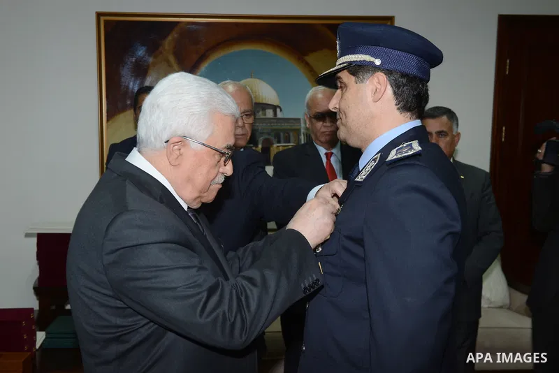 Palestinian President Mahmoud Abbas honors the former security chiefs, in the West Bank City of Ramallah, Aug 25, 2013. Photo by Thaer Ganaim