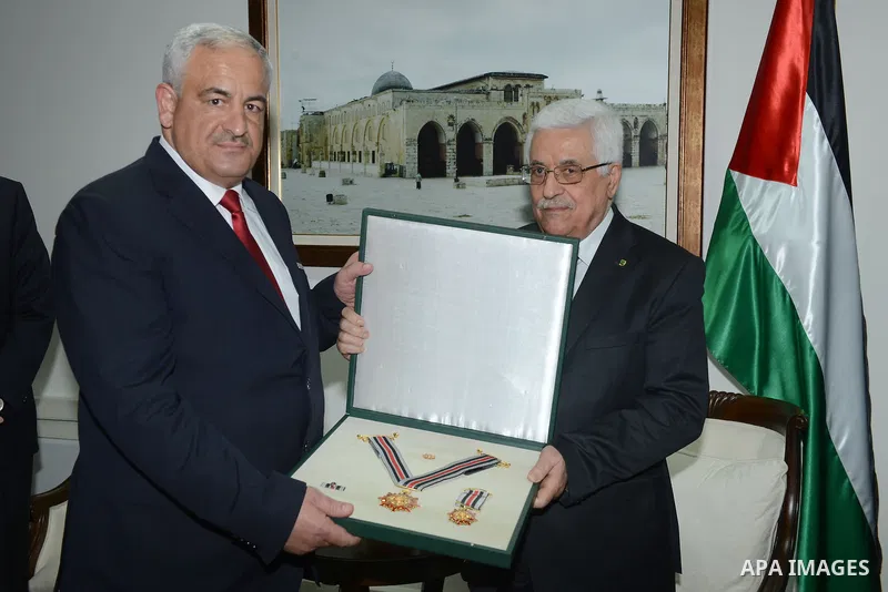 Palestinian President Mahmoud Abbas honors the former security chiefs, in the West Bank City of Ramallah, Aug 25, 2013. Photo by Thaer Ganaim
