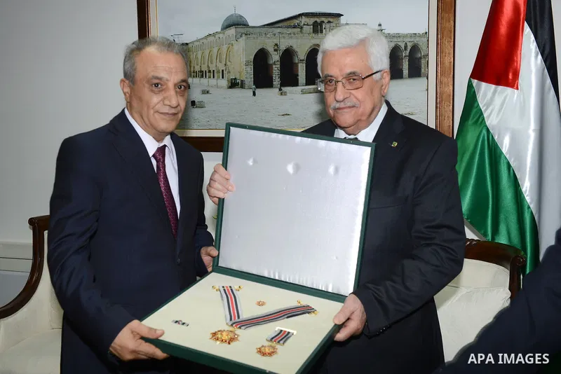 Palestinian President Mahmoud Abbas honors the former security chiefs, in the West Bank City of Ramallah, Aug 25, 2013. Photo by Thaer Ganaim