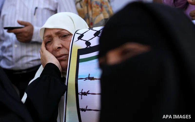 Families of Palestinian prisoners in the weekly sit-in to calling for the release of Palestinian prisoners from Israeli jails in front of the Red Cross in Gaza City, on Aug. 26, 2013. Photo by Ashraf Amra