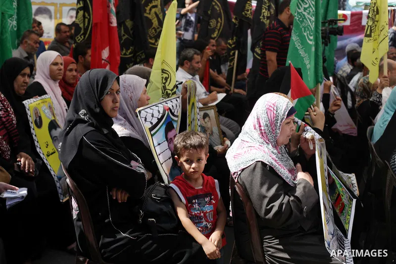 Families of Palestinian prisoners in the weekly sit-in to calling for the release of Palestinian prisoners from Israeli jails in front of the Red Cross in Gaza City, on Aug. 26, 2013. Photo by Ashraf Amra