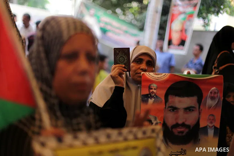 Families of Palestinian prisoners in the weekly sit-in to calling for the release of Palestinian prisoners from Israeli jails in front of the Red Cross in Gaza City, on Aug. 26, 2013. Photo by Ashraf Amra