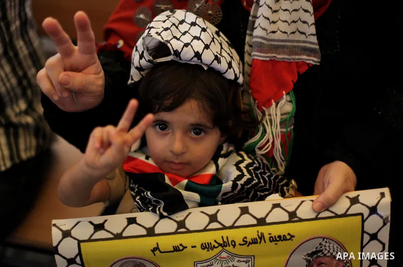 Families of Palestinian prisoners in the weekly sit-in to calling for the release of Palestinian prisoners from Israeli jails in front of the Red Cross in Gaza City, on Aug. 26, 2013. Photo by Ashraf Amra