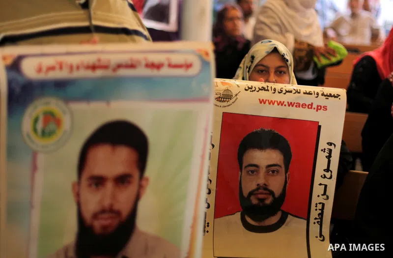 Families of Palestinian prisoners in the weekly sit-in to calling for the release of Palestinian prisoners from Israeli jails in front of the Red Cross in Gaza City, on Aug. 26, 2013. Photo by Ashraf Amra