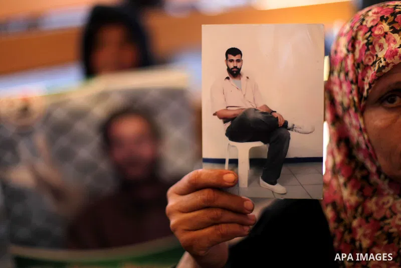 Families of Palestinian prisoners in the weekly sit-in to calling for the release of Palestinian prisoners from Israeli jails in front of the Red Cross in Gaza City, on Aug. 26, 2013. Photo by Ashraf Amra
