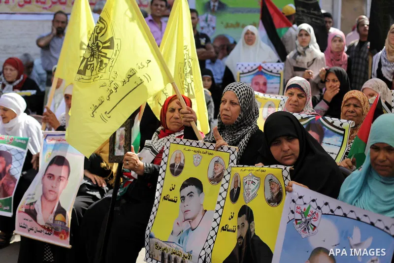 Families of Palestinian prisoners in the weekly sit-in to calling for the release of Palestinian prisoners from Israeli jails in front of the Red Cross in Gaza City, on Aug. 26, 2013. Photo by Ashraf Amra