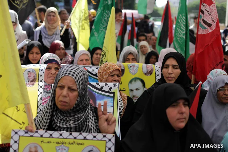 Families of Palestinian prisoners in the weekly sit-in to calling for the release of Palestinian prisoners from Israeli jails in front of the Red Cross in Gaza City, on Aug. 26, 2013. Photo by Ashraf Amra
