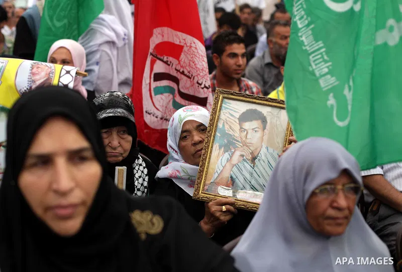 Families of Palestinian prisoners in the weekly sit-in to calling for the release of Palestinian prisoners from Israeli jails in front of the Red Cross in Gaza City, on Aug. 26, 2013. Photo by Ashraf Amra