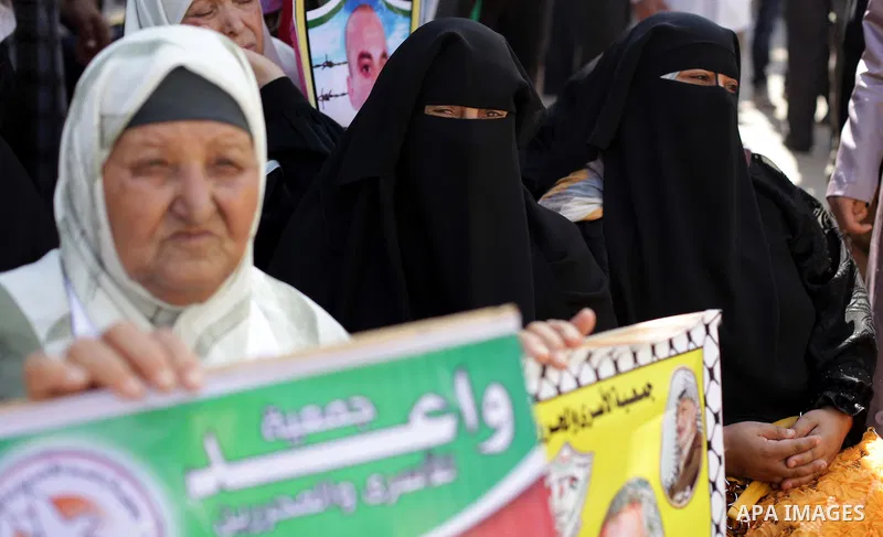 Families of Palestinian prisoners in the weekly sit-in to calling for the release of Palestinian prisoners from Israeli jails in front of the Red Cross in Gaza City, on Aug. 26, 2013. Photo by Ashraf Amra