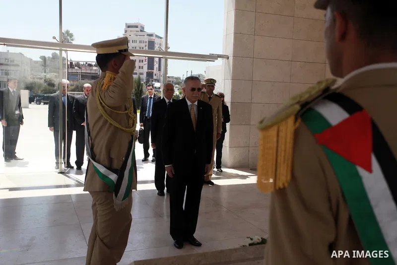 Secretary-General of the Organisation of Islamic Cooperation Ekmeleddin Ihsanoglu lays a wreath at the tomb of late Palestinian leader Yasser Arafat upon his arrival to the West Bank City of Ramallah, Aug 27, 2013. Ihsan...