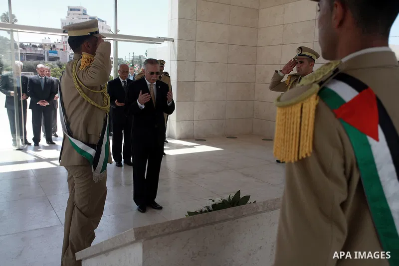 Secretary-General of the Organisation of Islamic Cooperation Ekmeleddin Ihsanoglu lays a wreath at the tomb of late Palestinian leader Yasser Arafat upon his arrival to the West Bank City of Ramallah, Aug 27, 2013. Ihsan...