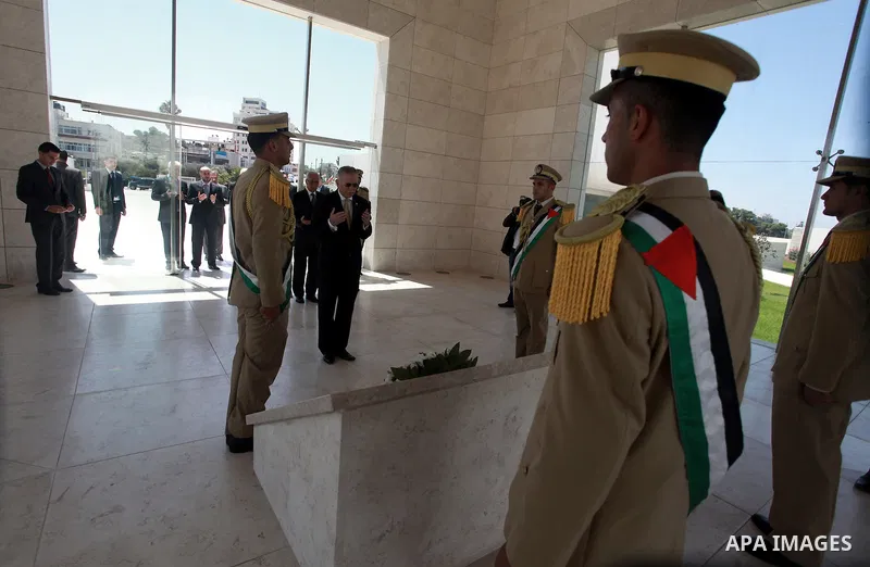 Secretary-General of the Organisation of Islamic Cooperation Ekmeleddin Ihsanoglu lays a wreath at the tomb of late Palestinian leader Yasser Arafat upon his arrival to the West Bank City of Ramallah, Aug 27, 2013. Ihsan...