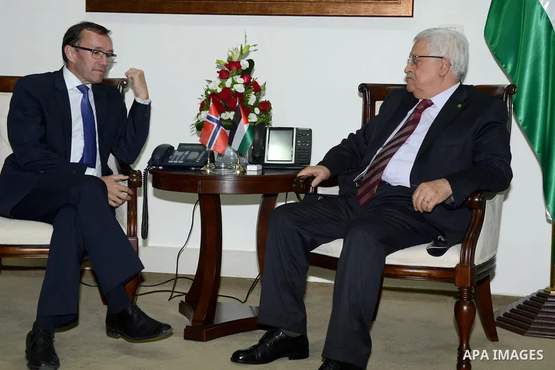 Palestinian President Mahmoud Abbas meets with Norwegian Foreign Minister Espen Barth Eide, in the West Bank City of Ramallah, Aug 27, 2013. Photo by Thaer Ganaim