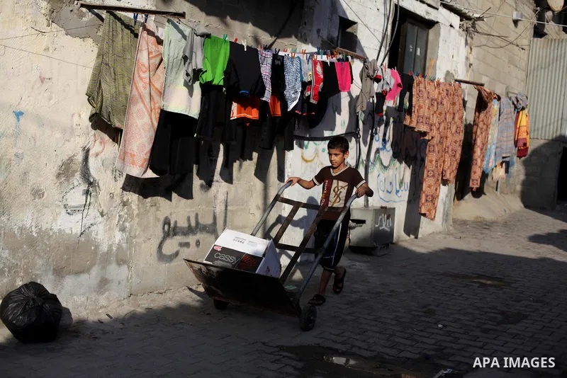 Palestinian children play outside their family homes at al-Shati refugee camp, in Gaza City on Aug 29, 2013. Photo by Ashraf Amra