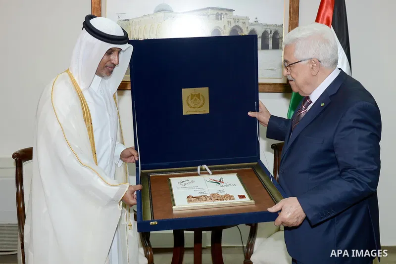 Palestinian President Mahmoud Abbas (Abu Mazen) meets with the sports delegation in Qatar, on Sep. 08, 2013. Photo by Thaer Ganaim