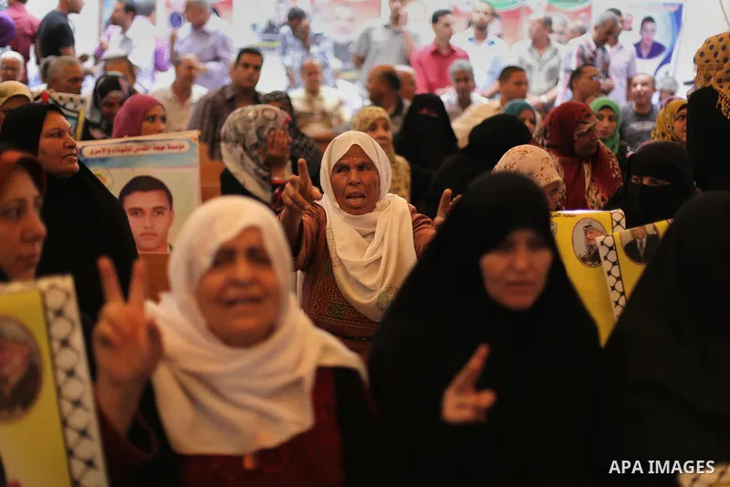 Families of Palestinian prisoners in the weekly sit-in to calling for the release of Palestinian prisoners from Israeli jails in front of the Red Cross in Gaza City, on Sep. 09, 2013. Photo by Ashraf Amra