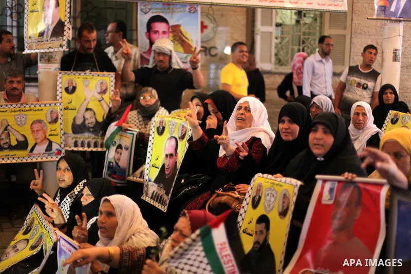 Families of Palestinian prisoners in the weekly sit-in to calling for the release of Palestinian prisoners from Israeli jails in front of the Red Cross in Gaza City, on Sep. 09, 2013. Photo by Ashraf Amra