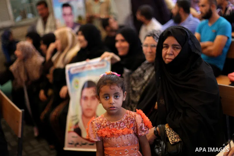 Families of Palestinian prisoners in the weekly sit-in to calling for the release of Palestinian prisoners from Israeli jails in front of the Red Cross in Gaza City, on Sep. 16, 2013. Photo by Ashraf Amra