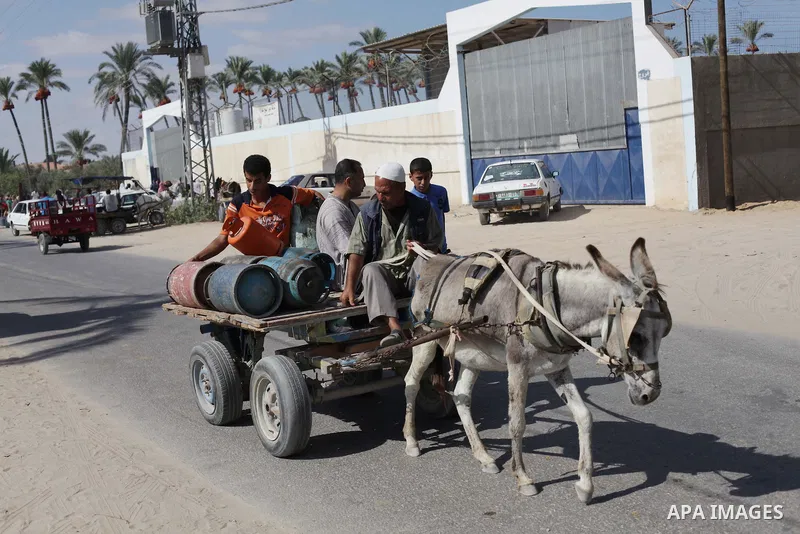 Palestinians wait to fill a cooking gas canister in station in Dir al-Balah in the central Gaza Strip September 17, 2013. The Gaza Strip is experiencing a shortage in cooking gas brought in from Israel, residents said. P...