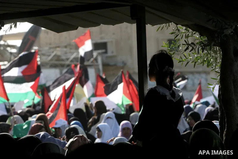 Palestinian protesters take part in a rally calling on Egyptian authorities to open the Rafah border crossing, outside the crossing in the southern Gaza Strip September 17, 2013. Cairo closed the Rafah crossing, Gaza's m...