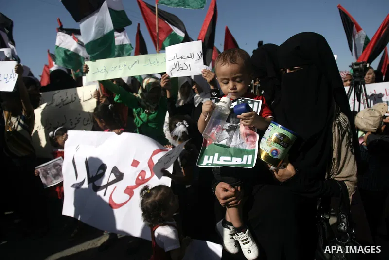 Palestinian protesters take part in a rally calling on Egyptian authorities to open the Rafah border crossing, outside the crossing in the southern Gaza Strip September 17, 2013. Cairo closed the Rafah crossing, Gaza's m...
